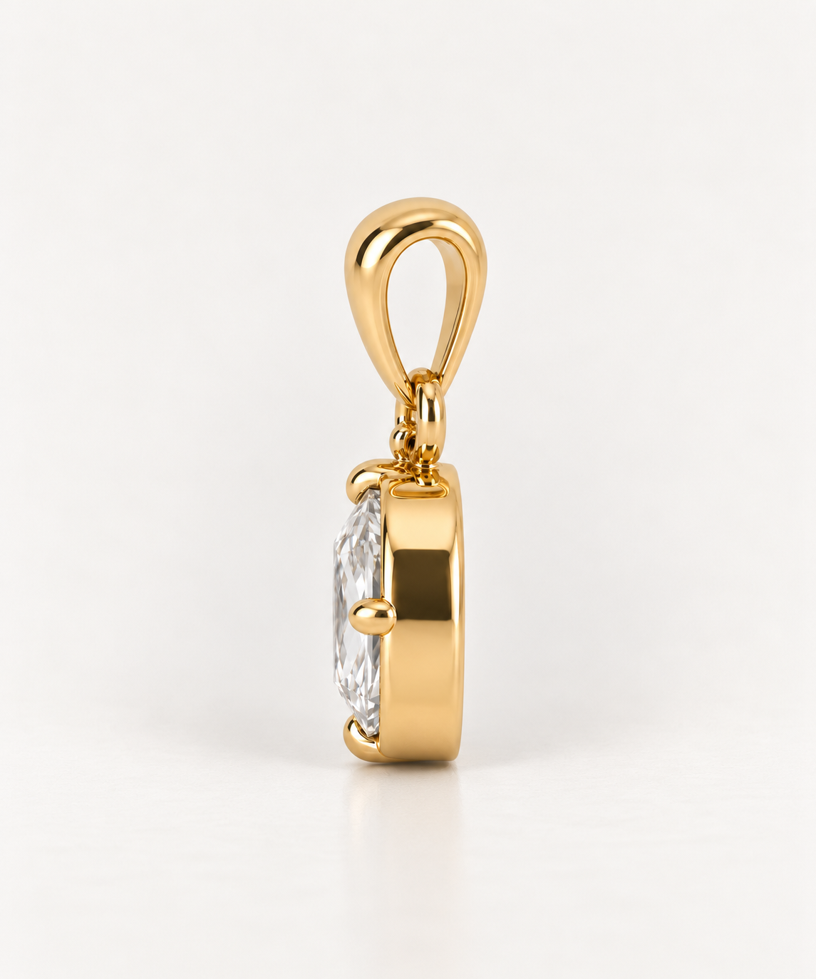 Mira Oval Pendant in Lumière